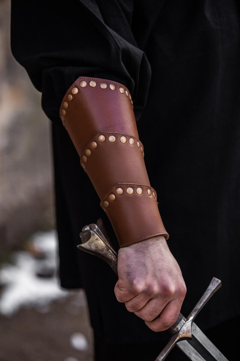 Bracelet médiéval en cuir avec rivets – Arn