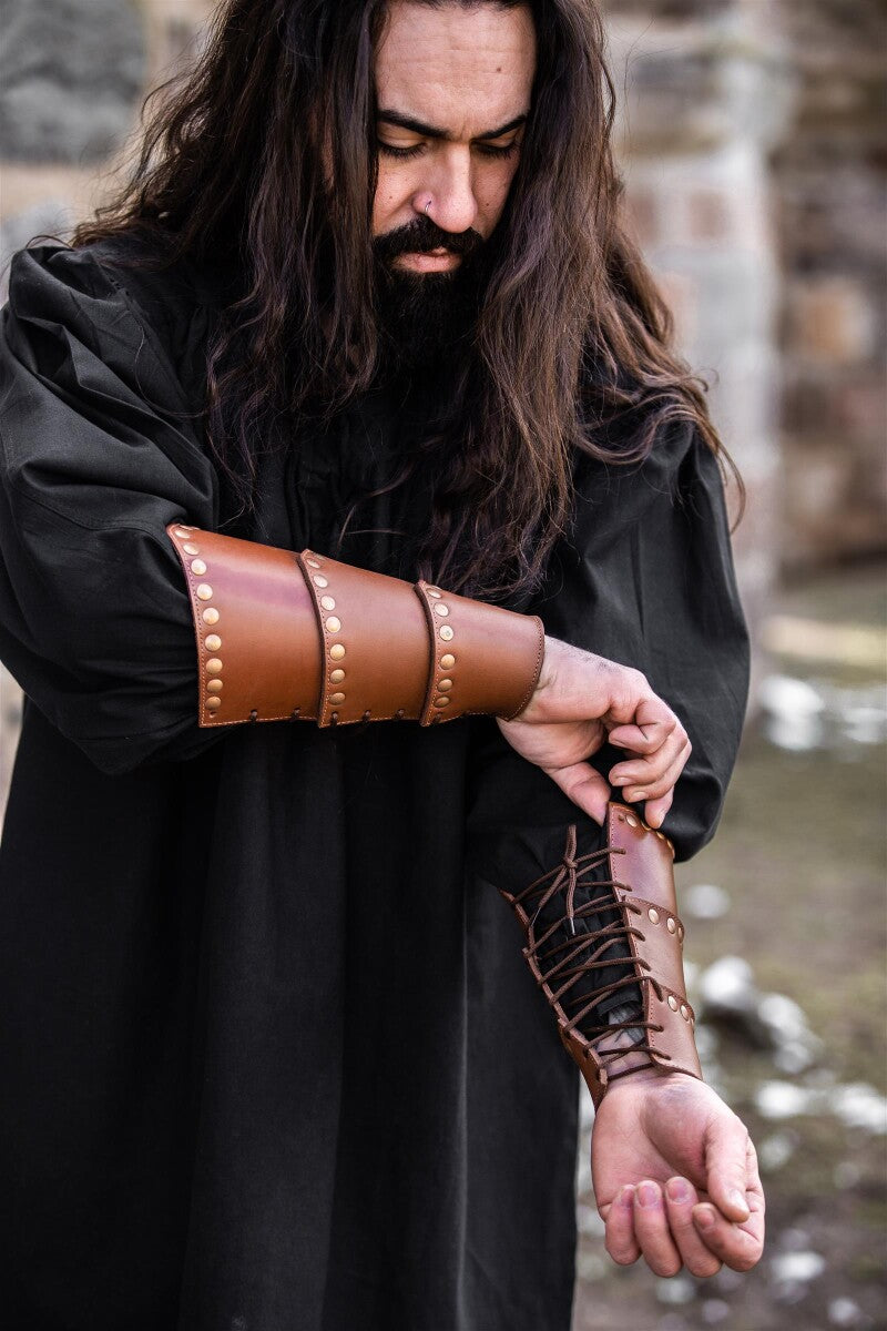 Bracelet médiéval en cuir avec rivets – Arn