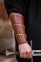 Bracelet médiéval en cuir avec rivets – Arn