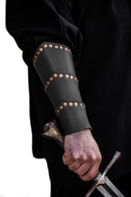 Bracelet médiéval en cuir avec rivets – Arn