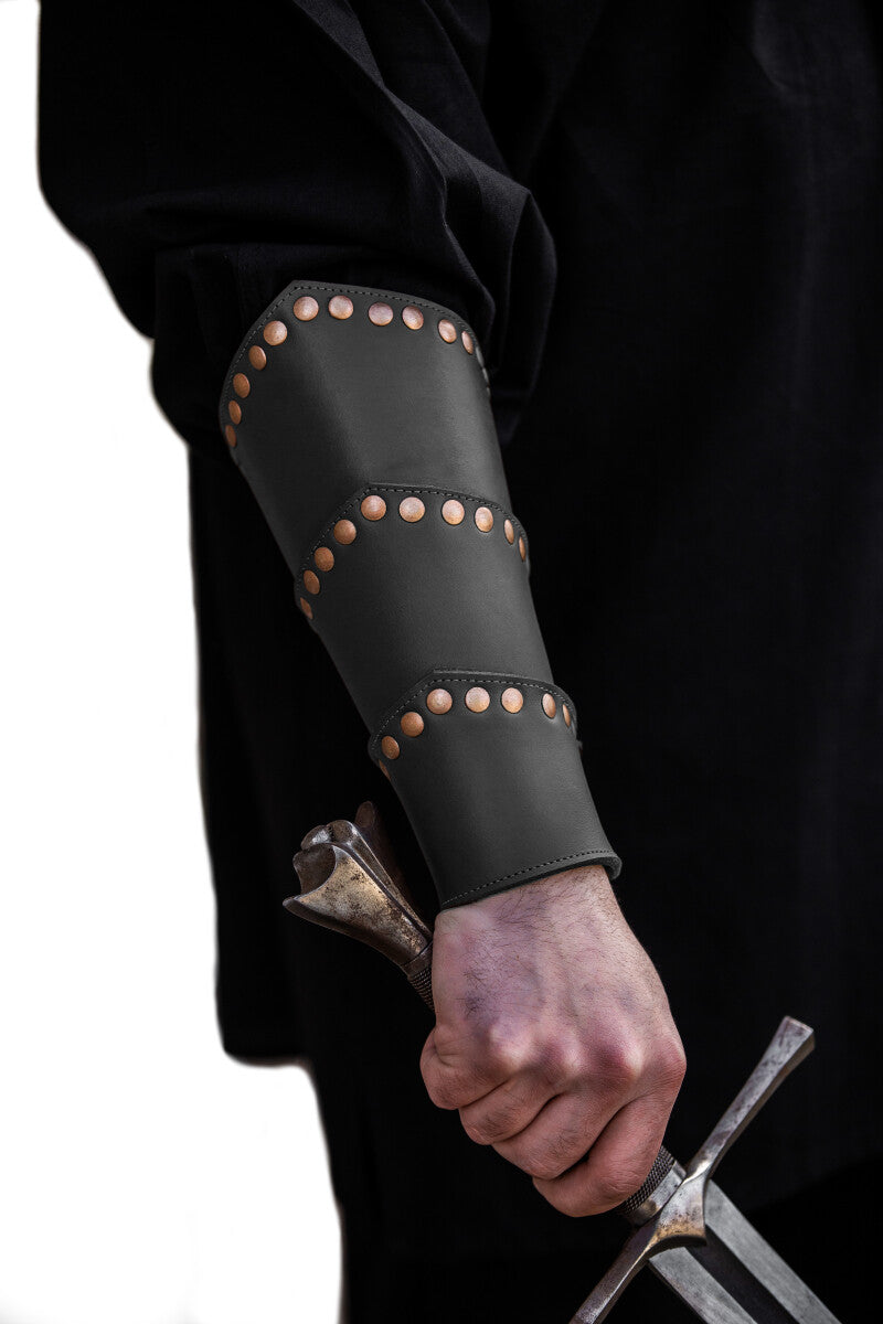 Bracelet médiéval en cuir avec rivets – Arn
