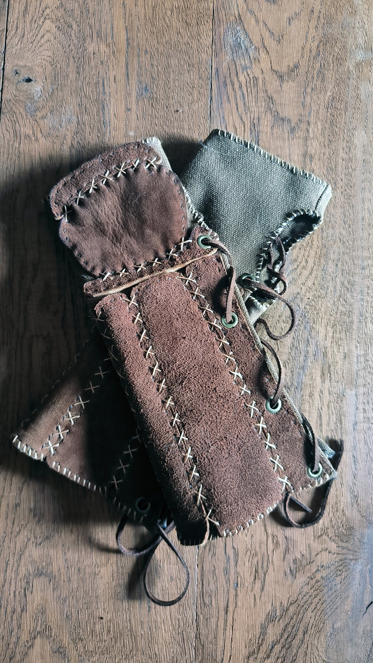 Mitaines médiévales en cuir – Terres Sauvages