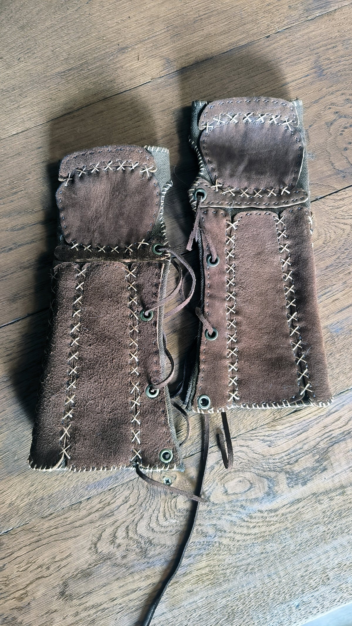 Mitaines médiévales en cuir – Terres Sauvages