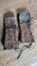 Mitaines médiévales en cuir – Terres Sauvages