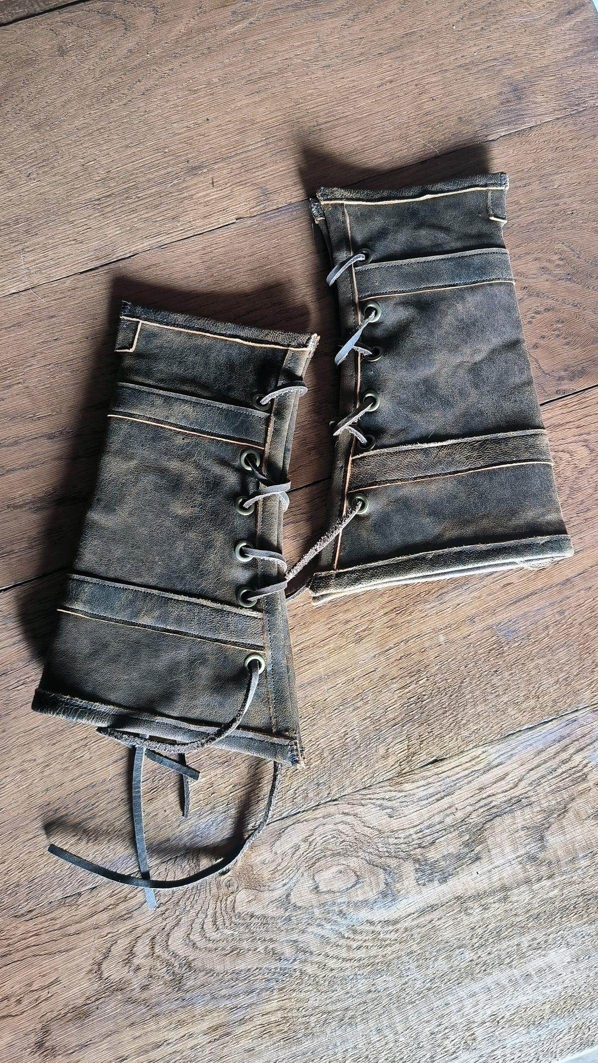 Brassards médiévaux en cuir – Le Vagabond