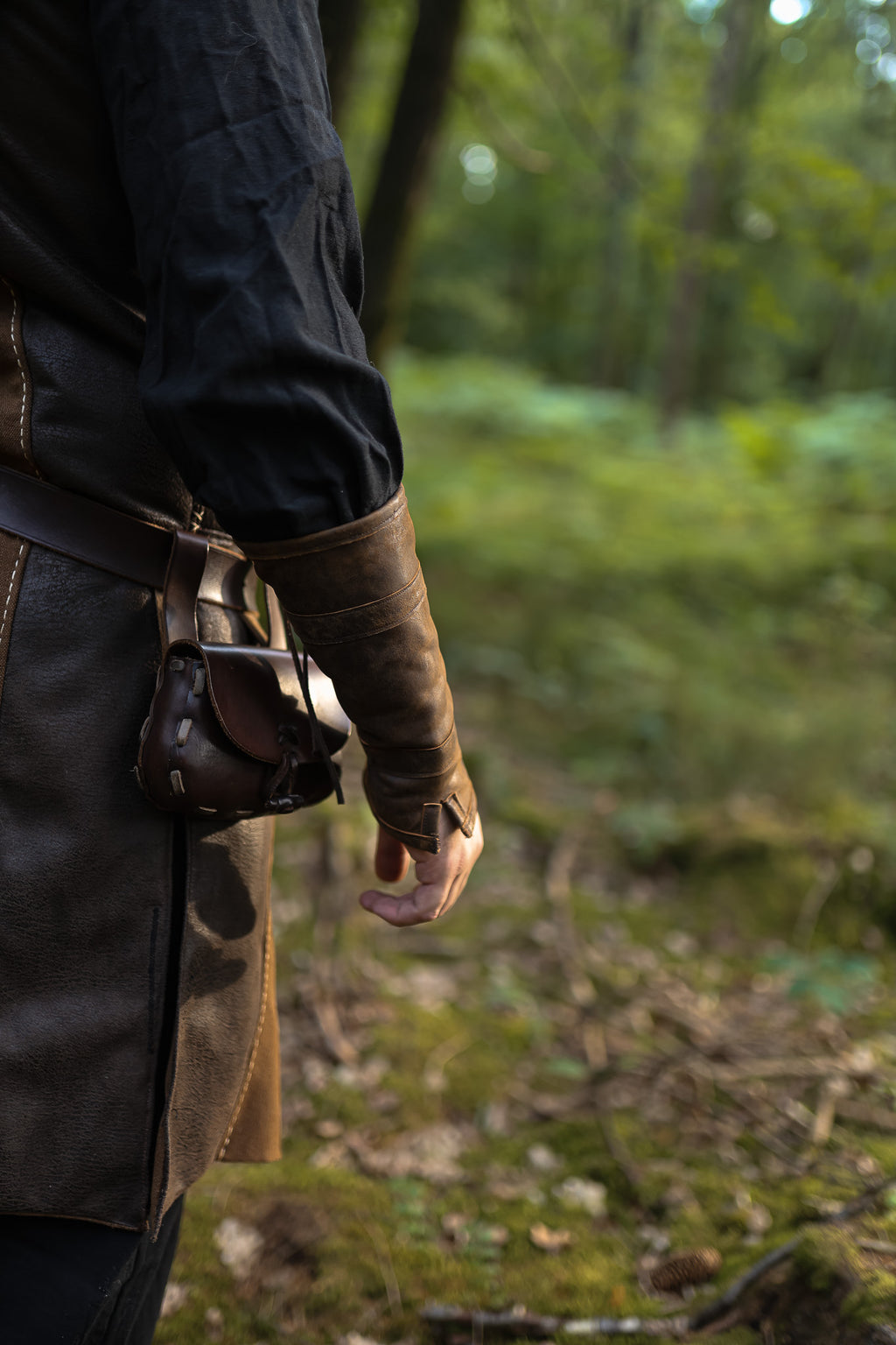 Brassards médiévaux en cuir – Le Vagabond