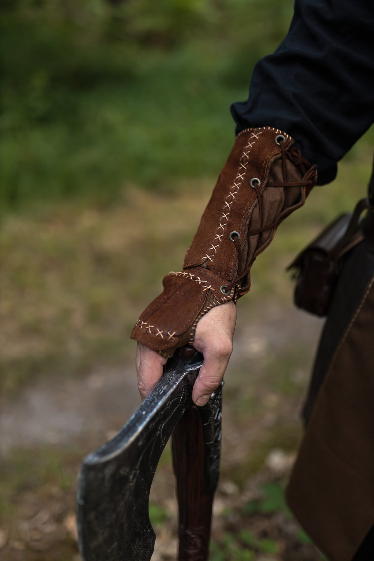 Mitaines médiévales en cuir – Terres Sauvages