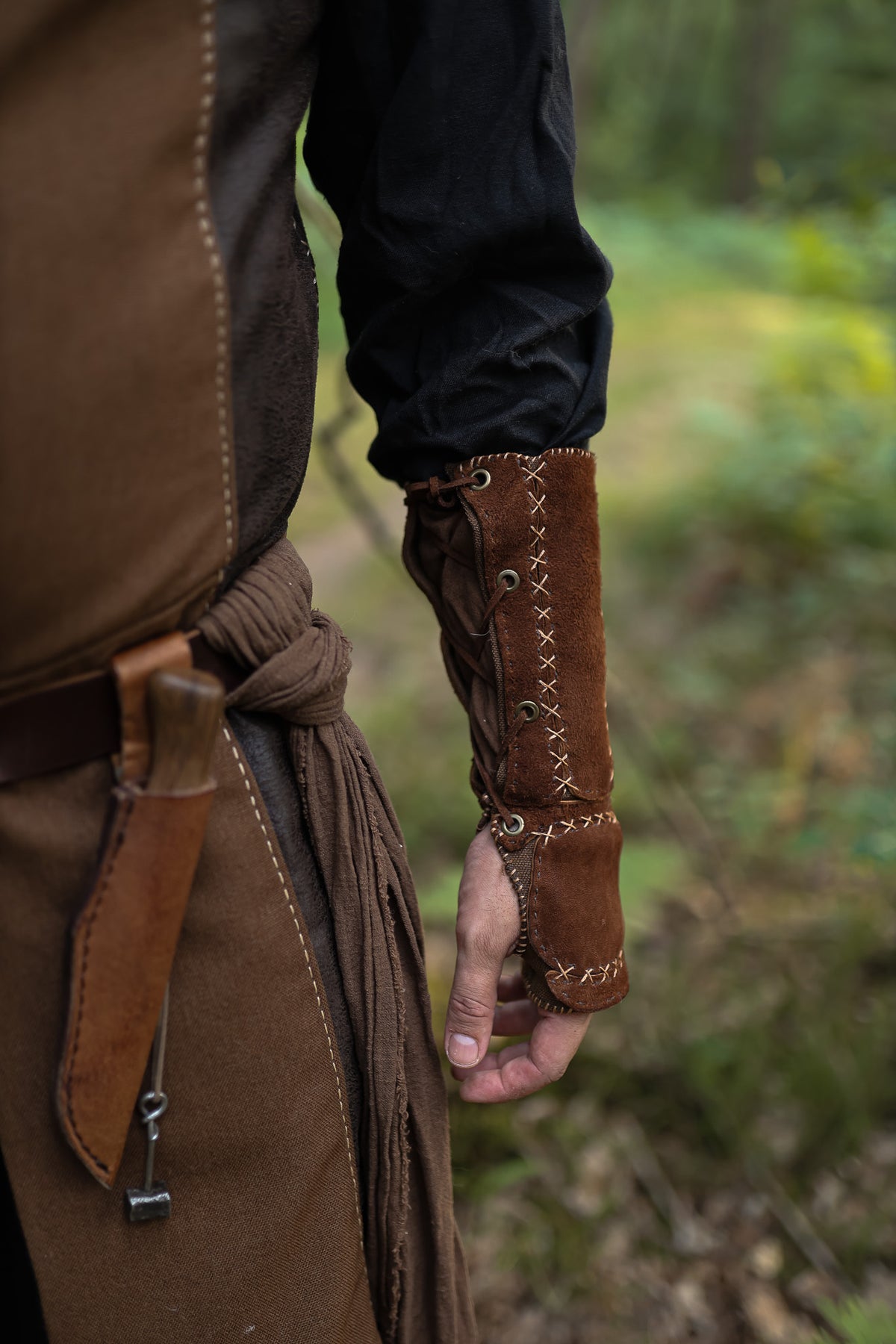 Mitaines médiévales en cuir – Terres Sauvages