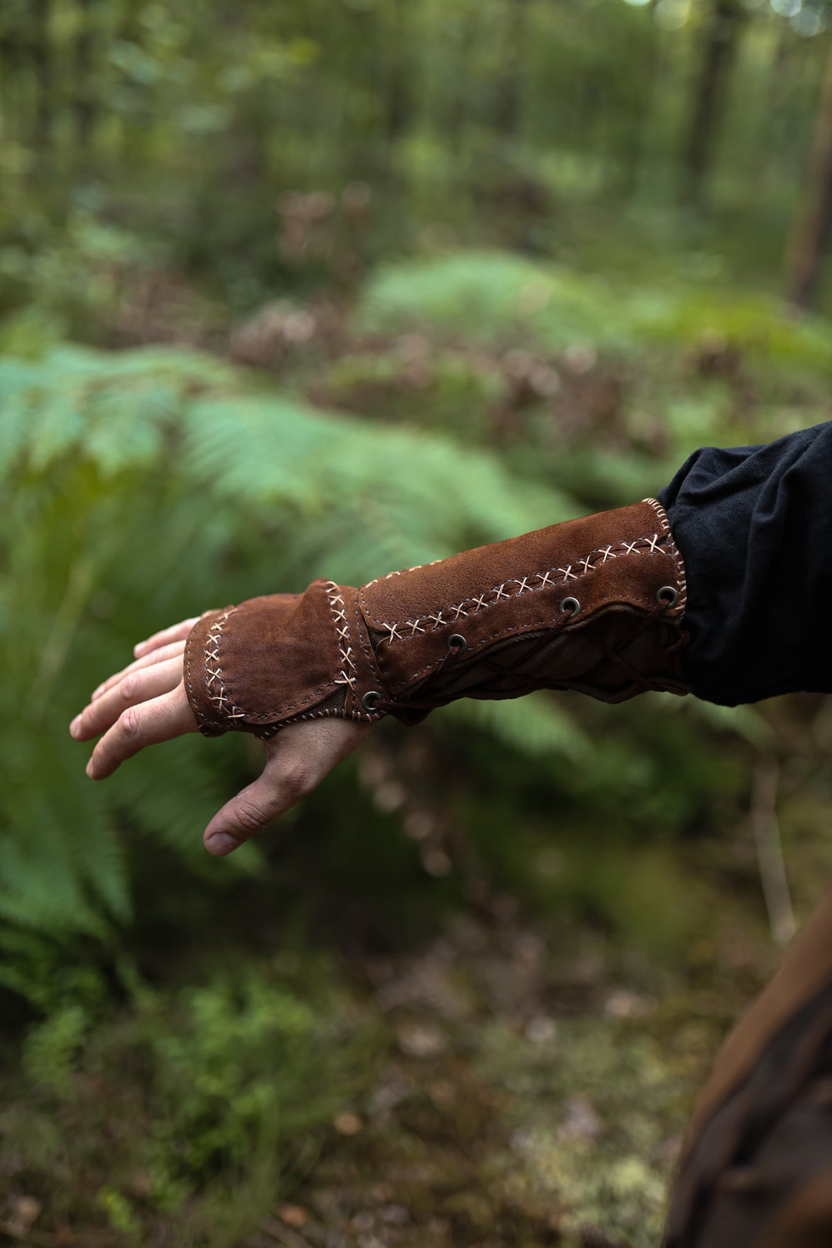 Mitaines médiévales en cuir – Terres Sauvages